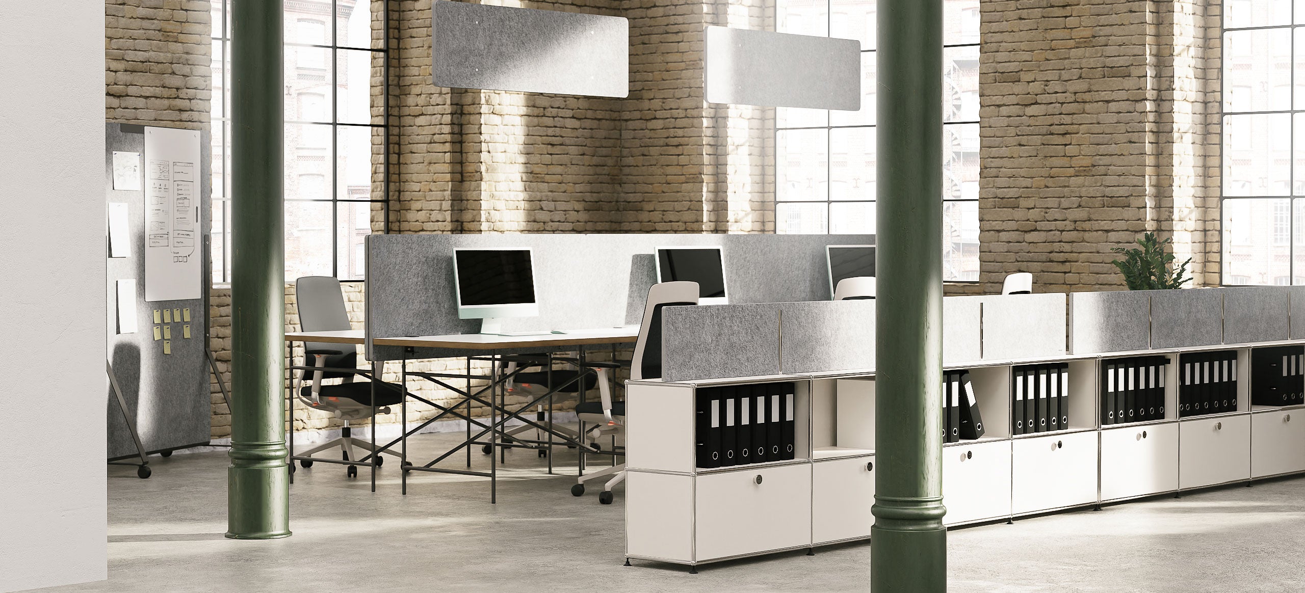 modernes Büro mit offenen Arbeitsplatz ausgestattet Raumakustik-Produkten für Büros. Akustiktischpaneele und Akustiktrennwände sowie Akustik-Metaplanwand