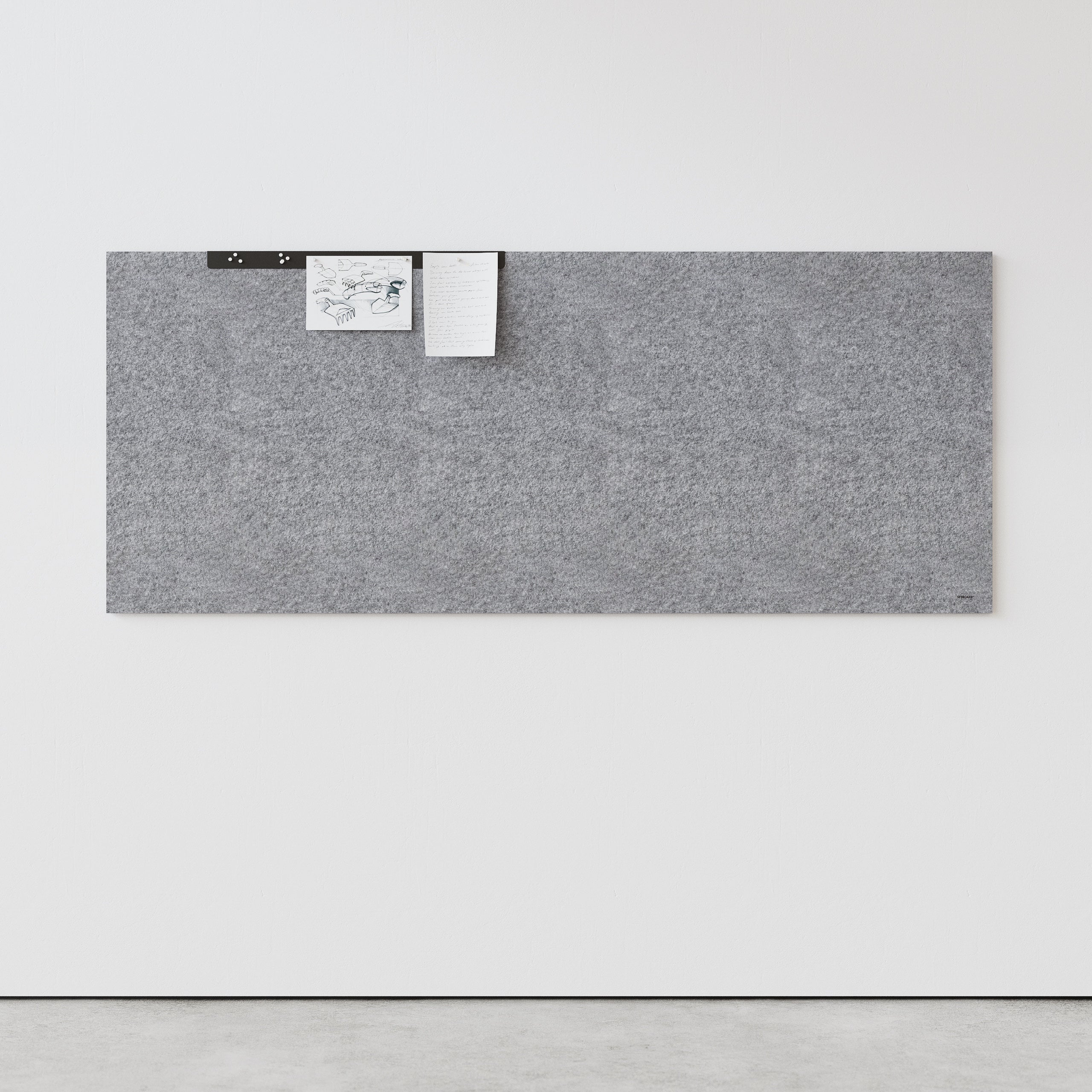 Akustisch wirksame Pinnwand mit Magnetschiene