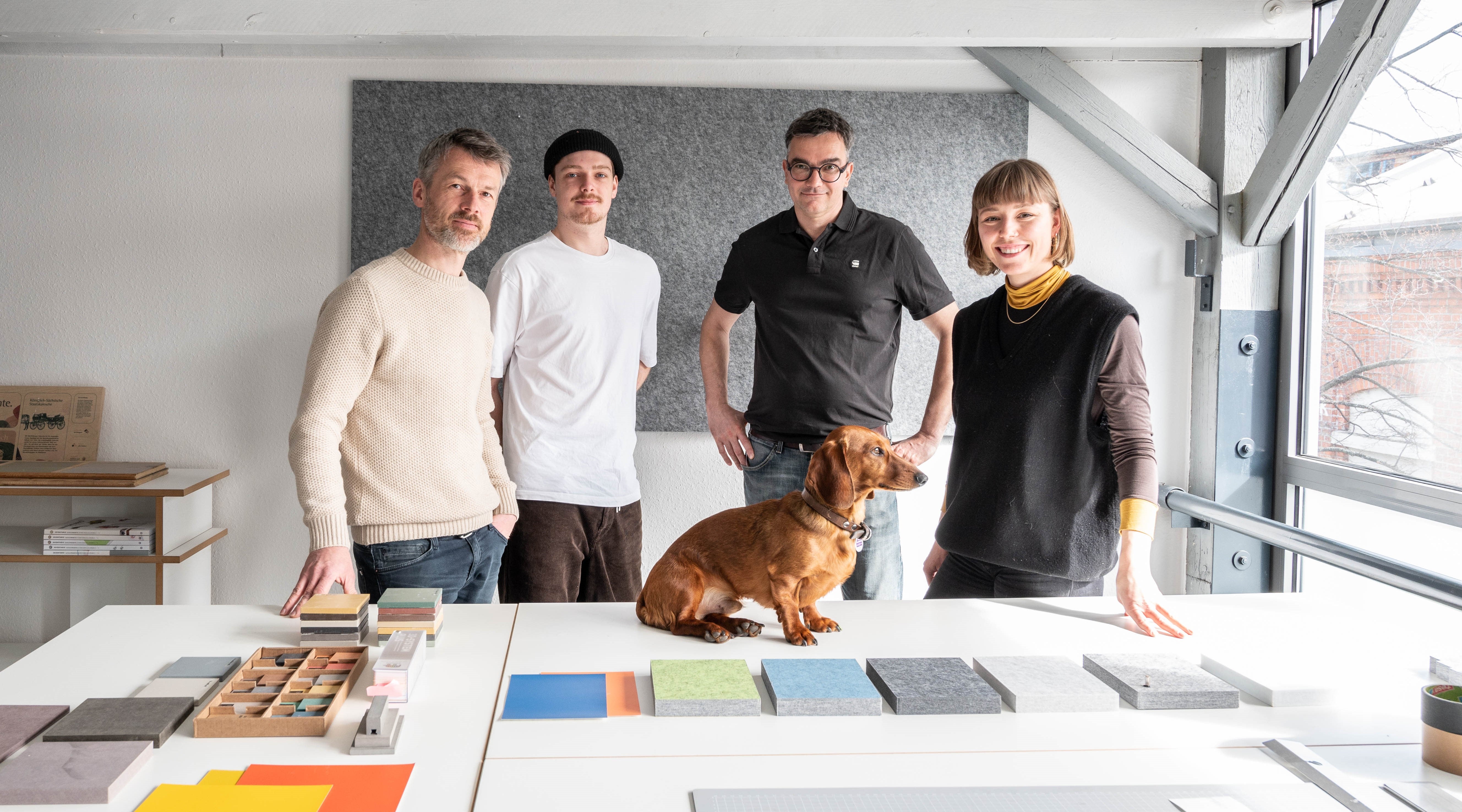 Team Mitarbeitende Sysboard Studio Hartensteiner und Bürohund