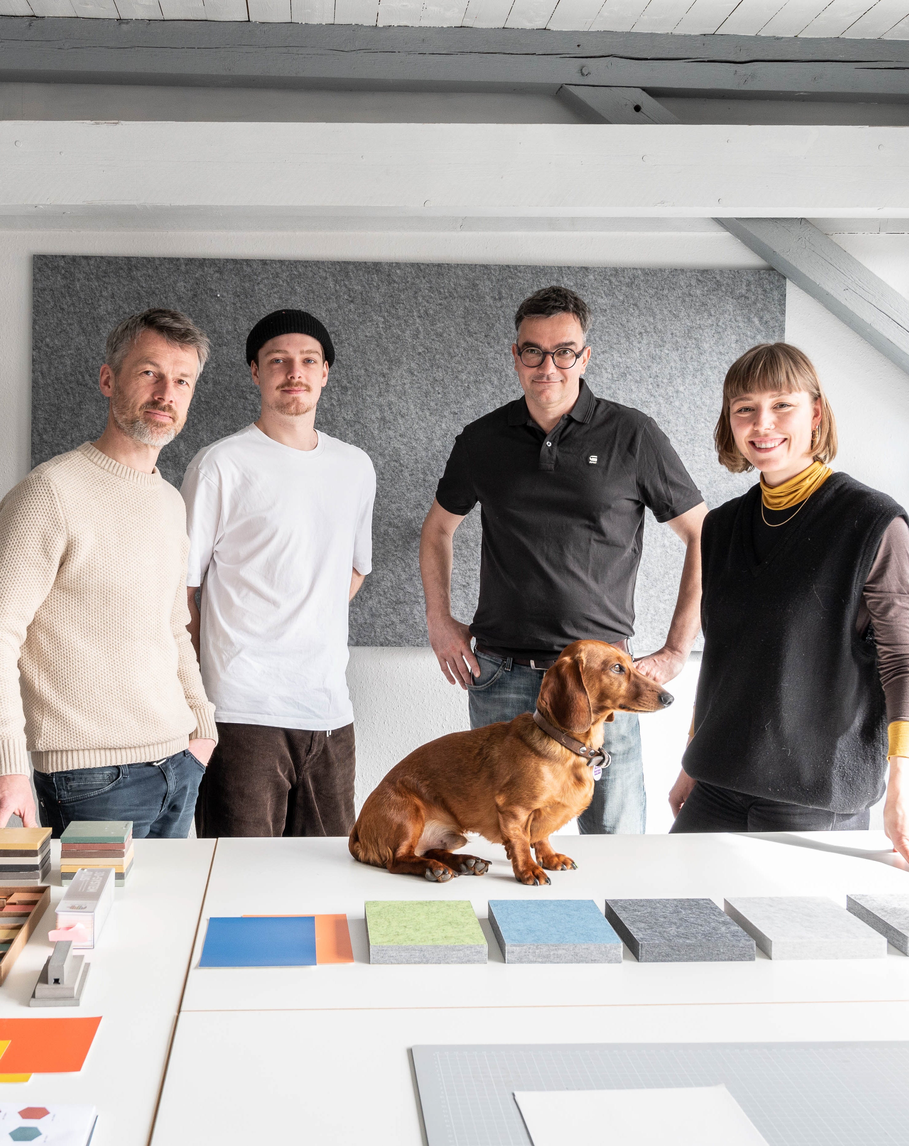 Team Mitarbeitende Sysboard Studio Hartensteiner und Bürohund